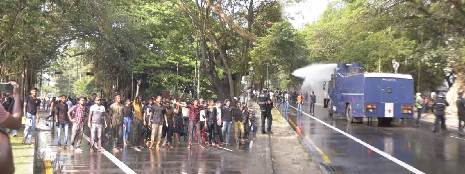 අන්තරේ විරෝධය අතරතුර තිදෙනෙක් රෝහලේ